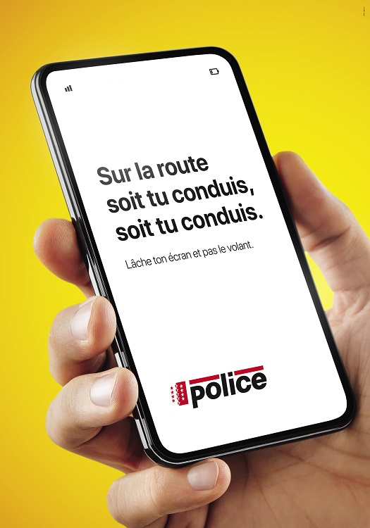 "Sur la route, sois tu conduis, sois tu conduis. Lâche ton écran et pas le volant !"